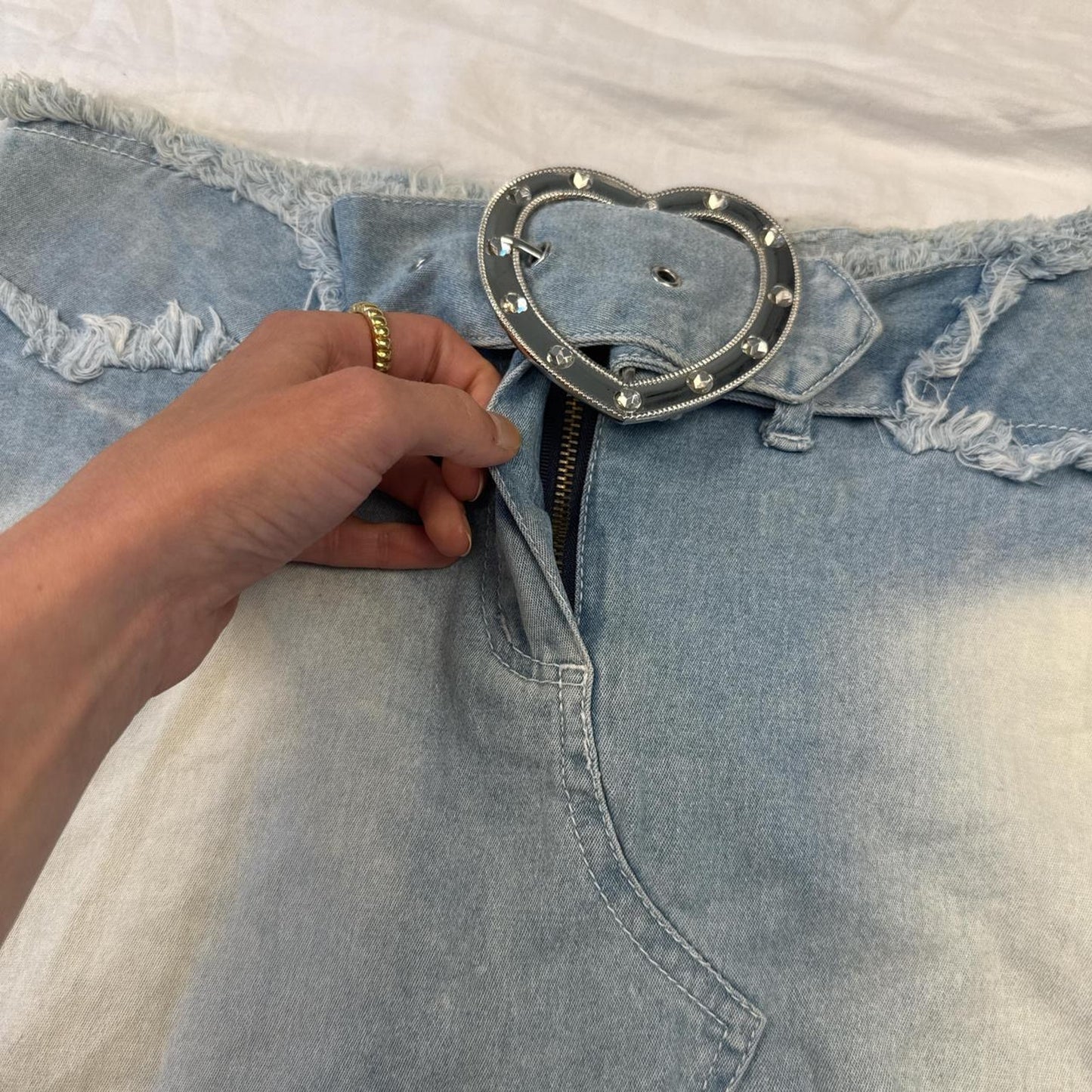Heart belt lightwash jean skirt - size M from Donnaio