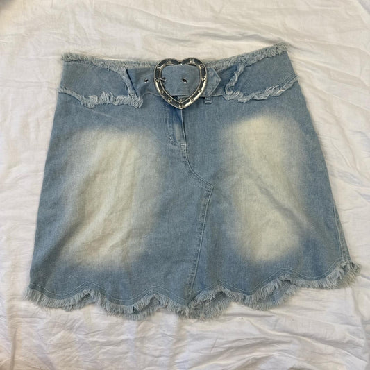 Heart belt lightwash jean skirt - size M from Donnaio
