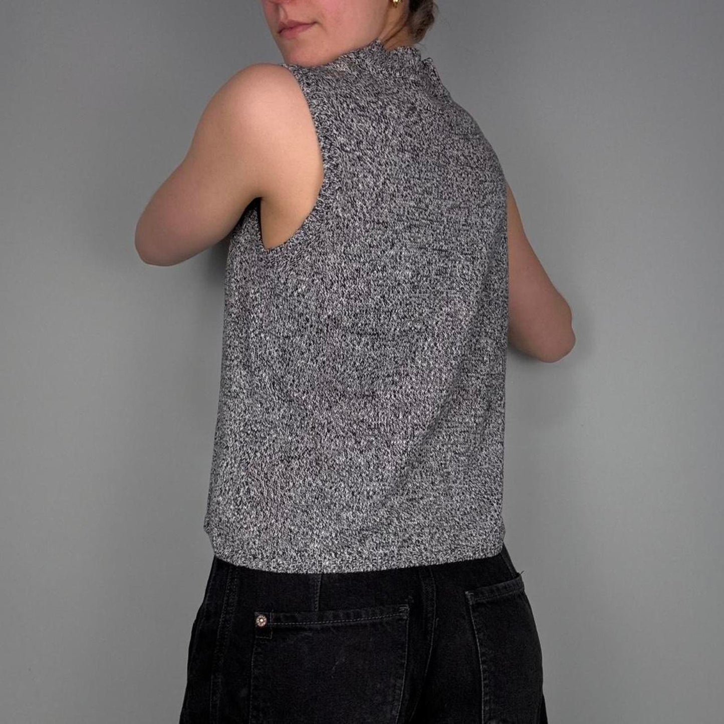Minimal 90s grey sleeveless turtleneck top sleeveless - size M (petitie) from Kasper