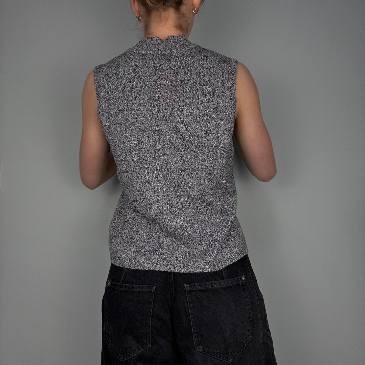 Minimal 90s grey sleeveless turtleneck top sleeveless - size M (petitie) from Kasper