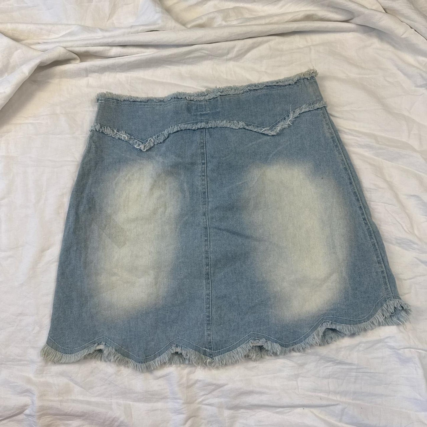 Heart belt lightwash jean skirt - size M from Donnaio