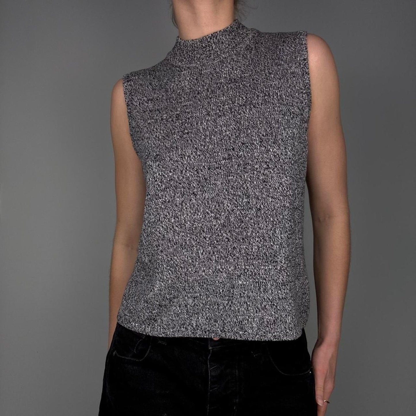 Minimal 90s grey sleeveless turtleneck top sleeveless - size M (petitie) from Kasper